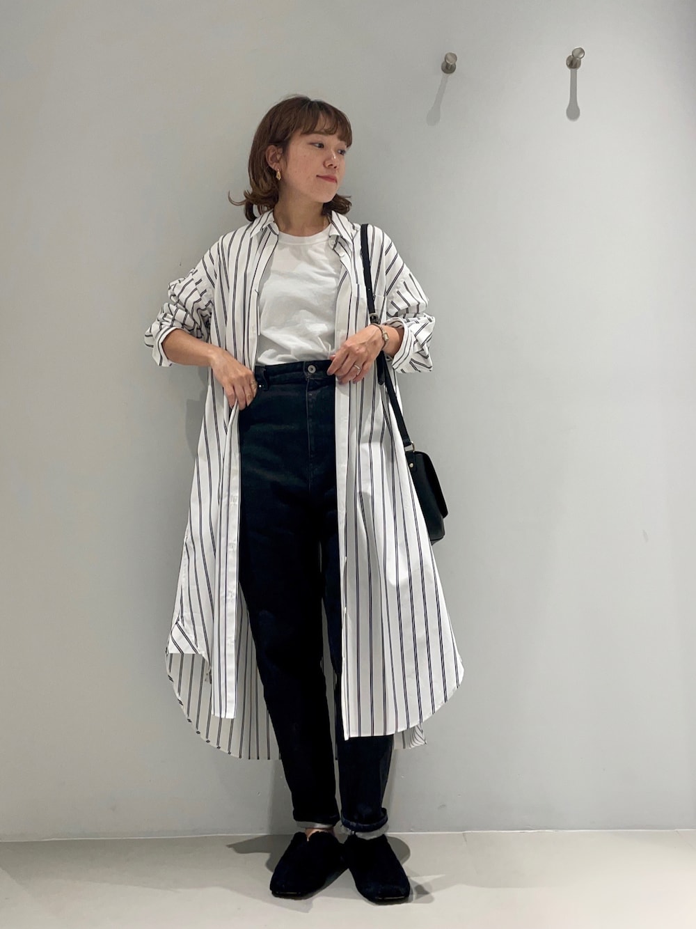 「collex、秋コーデ、休日スタイル、モノトーン、きれいめカジュアル、秋服準備はじめました、秋トレンド2021、シンプルコーデ、ショルダーバッグ、スリッポン、シャツスタイル、ストライプ、デニム、白Tシャツ、シャツワンピ」｜「collexのAlltid シャツドレス（ワンピース、ホワイト系）」を使った、OOTSUKA YUKIKOさん（レディース・157cm）の秋コーディネートの1枚目の写真