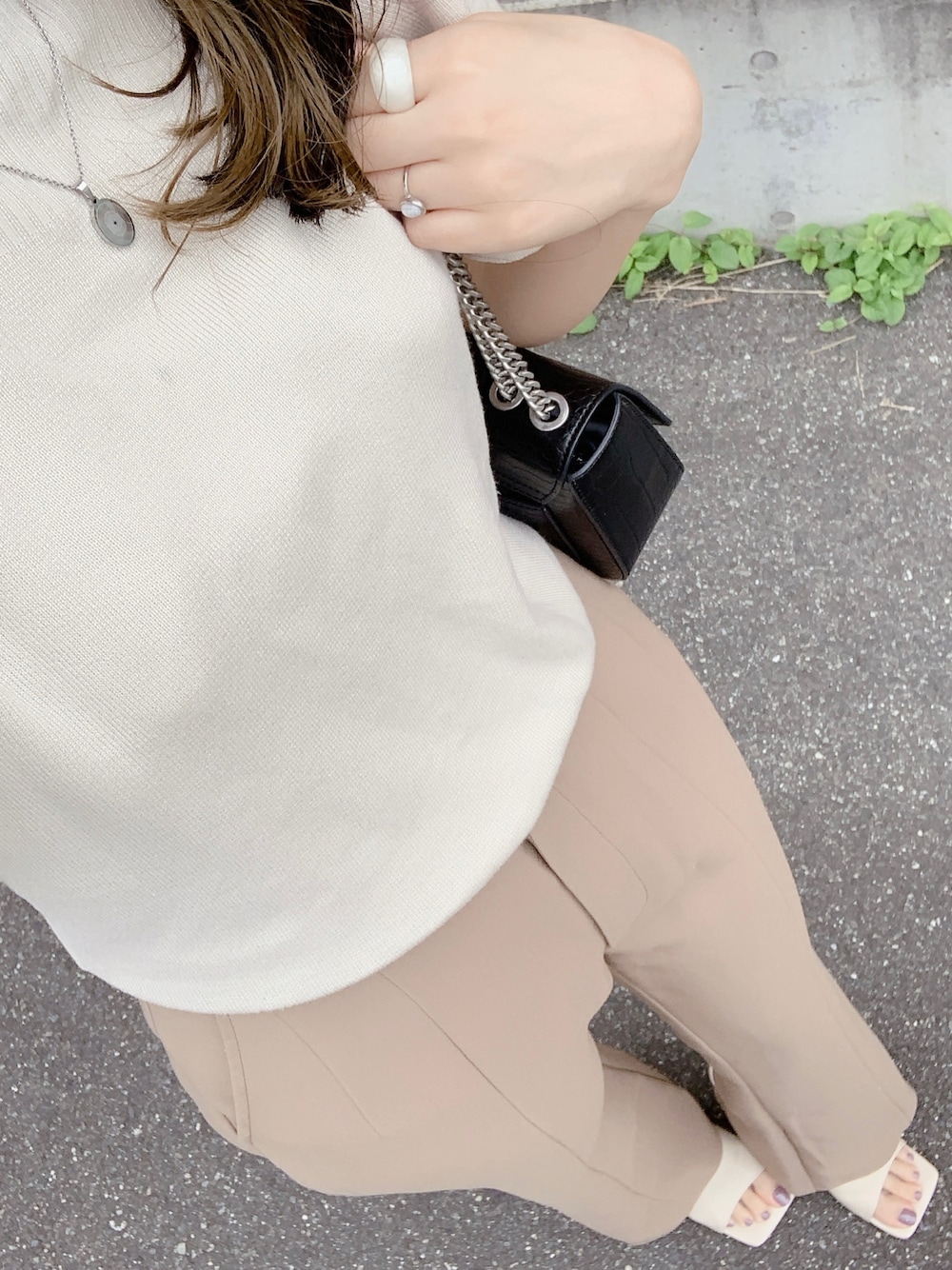 「オトナ女子、ベージュ、パンツスタイル、ベージュコーデ、fifth、ReEDIT、CHARLES＆KEITH、オトナカジュアル、きれいめカジュアル」｜「Re:EDITのアイテム（サンダル、ホワイト系）」を使った、yuccoさん（レディース・161cm）の夏コーディネートの1枚目の写真