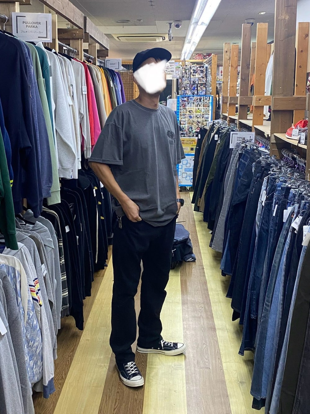 ブラック系のデニムパンツ、ブラック系のスニーカーを着用したメンズの秋コーディネートの1枚目の写真