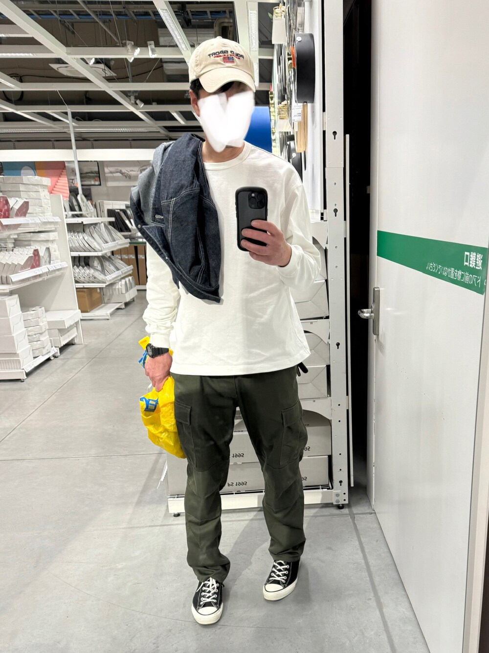 「IKEA、converse、オールスター、カーゴパンツ、ロンT、ポロスポーツ、ラルフローレン、カバーオール、デニム、今日のコーデ、オトナカジュアル、スニーカー、ジャケット、デニムパンツ、春色」｜「CONVERSE ALL STARのアイテム（スニーカー、ブラック系）」を使った、マサさん（メンズ・185cm）の冬コーディネートの1枚目の写真