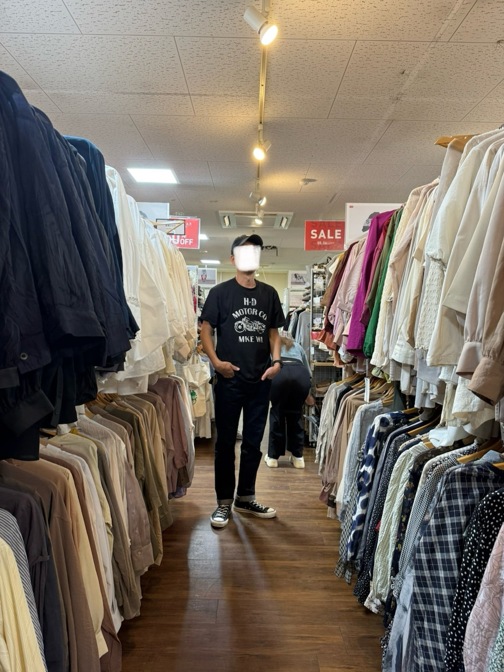 「ハーレーダビッドソン、コンバース、オールスター、リーバイス、デニム、デニムパンツ、ジーンズ、古着MIX、古着、古着コーデ、古着好きな人と繋がりたい、古着女子、カーハート、春夏コーデ、いいね、save、フォローお願いします🤑」｜「Levi'sのアイテム（デニムパンツ、ブルー系）」を使った、マサさん（メンズ・185cm）の春コーディネートの1枚目の写真