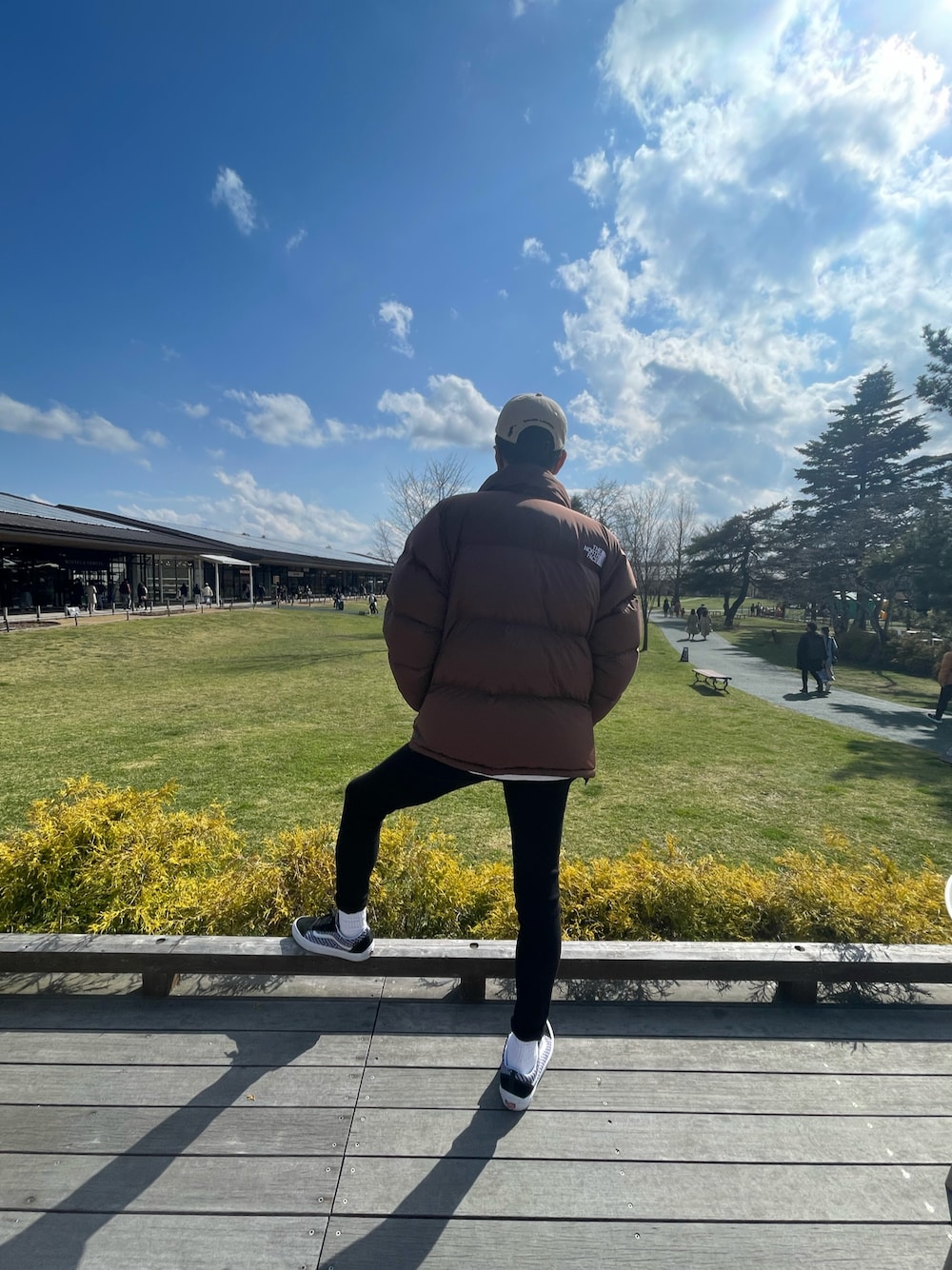 「今日のコーデ、ノースフェイス、ヌプシ、春服、ストリート、スニーカー、VANS、コンバース、カジュアルコーデ、春夏コーデ、お花見、スキニーデニム、ブラウン、軽井沢、ラルフローレン」｜「THE NORTH FACEのアイテム（ダウンジャケット/コート、ブラウン系）」を使った、マサさん（メンズ・185cm）の春コーディネートの1枚目の写真