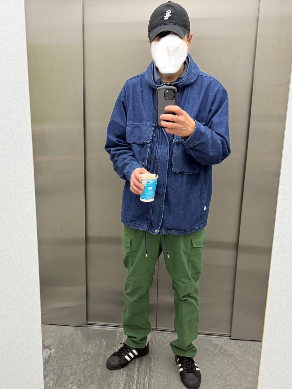 「ローソン、スーパースター、デニムジャケット、デニム、デニムコーデ、パーカー、キャップ、ニューエラ、古着MIX、古着、レイヤードスタイル、メガネ男子、チョコ色に染まれ、お出かけコーデ、カジュアルコーデ」｜「ローソンのアイテム（その他小物、ブルー系）」を使った、マサさん（メンズ・185cm）の冬コーディネートの1枚目の写真