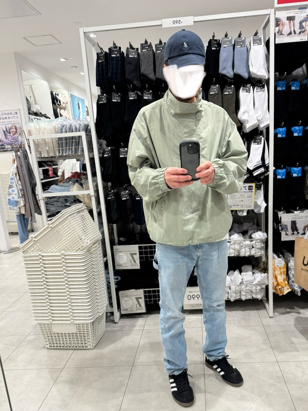 「サンバ、アディダス、アディダスオリジナルス、H&M、グラミチ、GRAMICCI、古着MIX、春コーデ、ロンT、今日のコーデ、シンプル、お出かけコーデ、春、デニム、カジュアルコーデ」｜「adidasのアイテム（スニーカー、ブラック系）」を使った、マサさん（メンズ・185cm）の春コーディネートの1枚目の写真