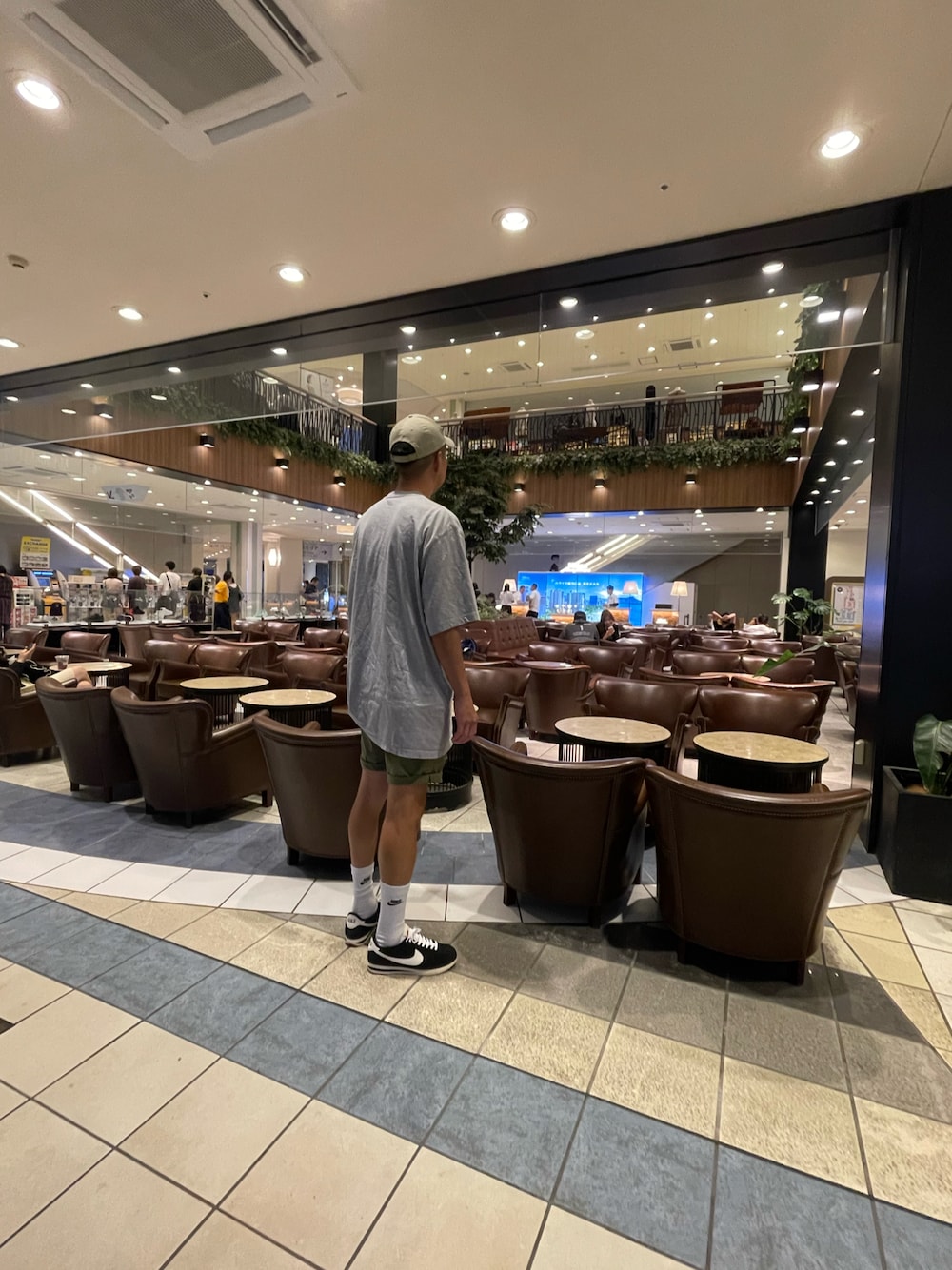 「秋っぽコーデ更新中、古着MIX、おしゃれさんと繋がりたい、今日のコーデ、NIKE、コルテッツ、シンプルコーデ、ビッグシルエット、冬コーデ、UNIQLO、淡色コーデ、夏コーデ」｜「Carharttのアイテム（Tシャツ/カットソー、グレー系）」を使った、マサさん（メンズ・185cm）の秋コーディネートの1枚目の写真