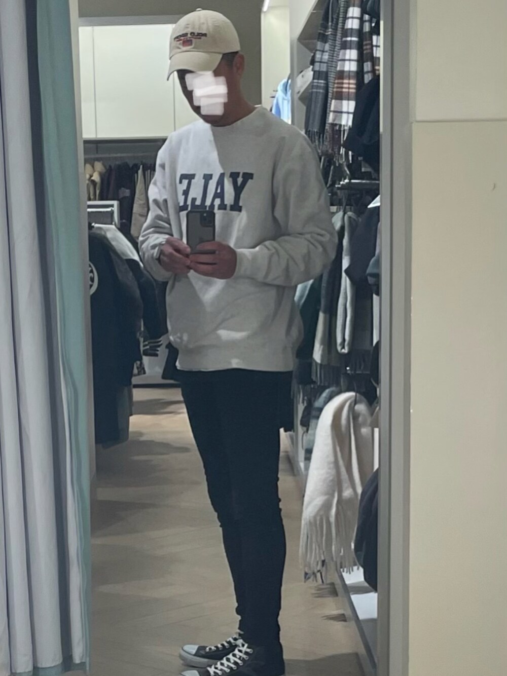 「CONVERSE ALL STARのアイテム（スニーカー、ブラック系）」を使った、マサさん（メンズ・185cm）の冬コーディネートの1枚目の写真