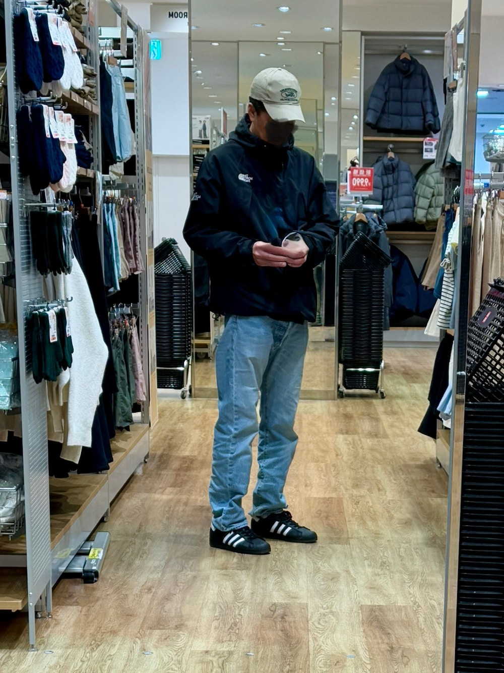 「リーバイス、ノースフェイス、マウンテンパーカー、アディダス、スーパースター、プチプラ、休日スタイル、古着MIX、古着、大人カジュアル、大人コーデ、革靴、streetstyle、streetfashion、真冬のあったかスタイル」｜「adidasのアイテム（スニーカー、ブラック系）」を使った、マサさん（メンズ・185cm）の冬コーディネートの1枚目の写真
