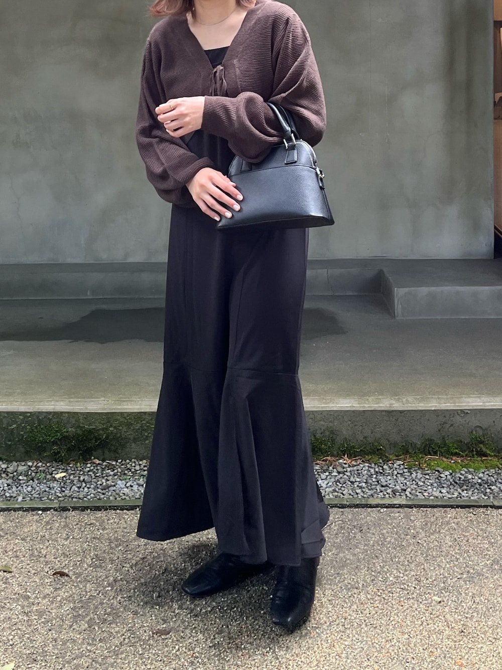 「休日スタイル、秋服、シンプル、ワンピース、ボリューム袖、ショートブーツ」｜「RETRO GIRLの【セットアイテム】キャミOPボレロカーデSET（ワンピース、ブラック系）」を使った、ℳ.さん（レディース・165cm）の秋コーディネートの1枚目の写真