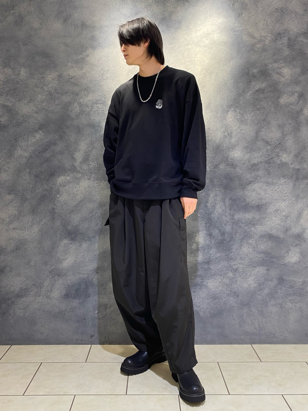 「休日コーデ、オーバーサイズ、シンプルスタイル、カジュアル、メンズファッション、プチプラ、黒パンツ、革靴、ミリタリー、ブラックコーデ、サイドゴアブーツ、カーゴパンツ、スウェット」｜「iisyのiisy / TAKE IT iisy ワンポイントスウェット（スウェット、ブラック系）」を使った、れんさん（メンズ・180cm）の冬コーディネートの1枚目の写真