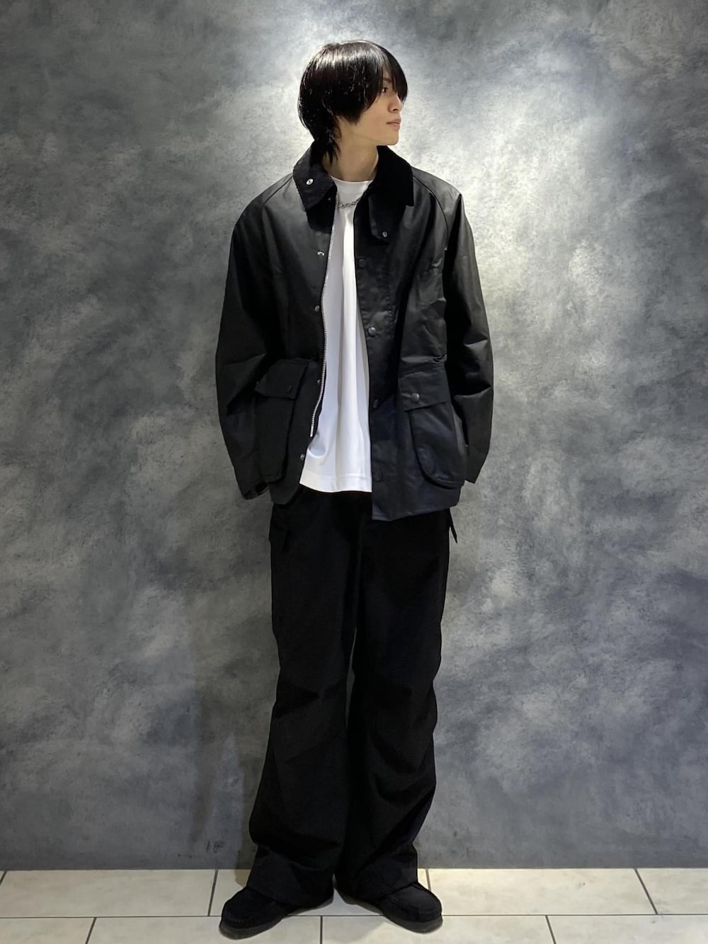 「バブアー、ビデイル、Barbour、BEDALE、アウター、ブルゾン、白T、カーゴパンツ、アクセサリー、ネックレス、クラークス、ワラビー、オールブラック、オールブラックコーデ、モノトーン」｜「BarbourのBarbour OVERSIZED WAX BEDALE / バブアー オーバーサイズ ワックス ビデイル（その他アウター、ブラック系）」を使った、れんさん（メンズ・180cm）の秋コーディネートの1枚目の写真