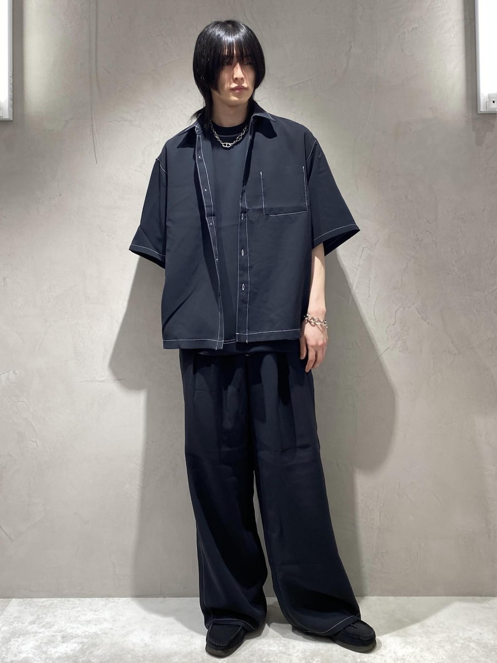 「セットアップ、セットアップスタイル、セットアップコーデ、ステッチ、シャツ、シャツコーデ、シャツスタイル、Tシャツ、プルオーバー、カジュアル、カジュアルコーデ、きれいめコーデ、きれいめカジュアル、プチプラ、シンプル」｜「ClarksのCLARKS / クラークス　Wallabee ワラビー（モカシン/デッキシューズ、ブラック系）」を使った、れんさん（メンズ・180cm）の春コーディネートの1枚目の写真
