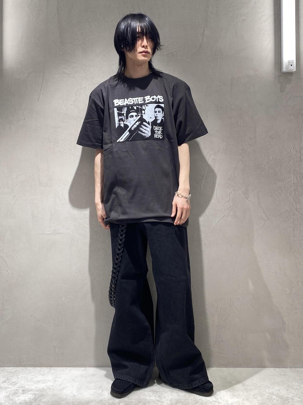 「バンドTシャツ、バンT、beastieboys、ビースティボーイズ、デニムパンツ、ワイドストレート、ワイドシルエット、ワイドパンツ、シンプル、プチプラ、オールブラック、ブラックコーデ、グレー、グレーコーデ、モノトーン」｜「ClarksのCLARKS / クラークス　Wallabee ワラビー（モカシン/デッキシューズ、ブラック系）」を使った、れんさん（メンズ・180cm）の春コーディネートの1枚目の写真