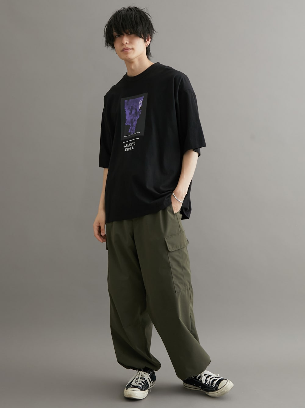 ブラック系のTシャツ/カットソー、グリーン系のカーゴパンツを着用したメンズの夏コーディネートの1枚目の写真