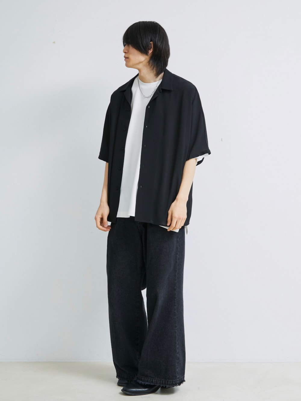 「シャツスタイル、シャツ、黒シャツ、オープンカラーシャツ、デニムパンツ、フリンジデニム、オールブラック、モノトーン、夏コーデ、夏、休日スタイル、シンプル、おしゃれさんと繋がりたい、オトナカジュアル、メンズコーデ」｜「JUNREDのドルマンビッグウィローシャツ（シャツ/ブラウス、ブラック系）」を使った、れんさん（メンズ・180cm）の春コーディネートの1枚目の写真