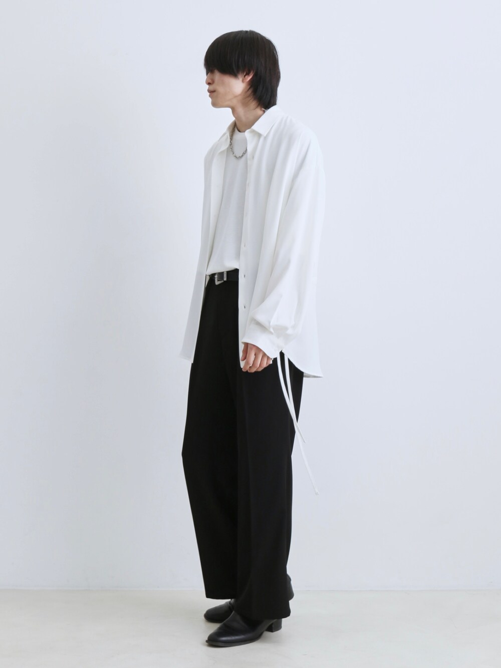 「シンプル、シャツ、大人カジュアル、休日コーデ、シンプルコーデ、春コーデ、今日のコーデ、高身長、綺麗めコーデ、はるコーデ」｜「JUNREDのスリットコードオーバーシャツ（シャツ/ブラウス、ホワイト系）」を使った、れんさん（メンズ・180cm）の春コーディネートの1枚目の写真