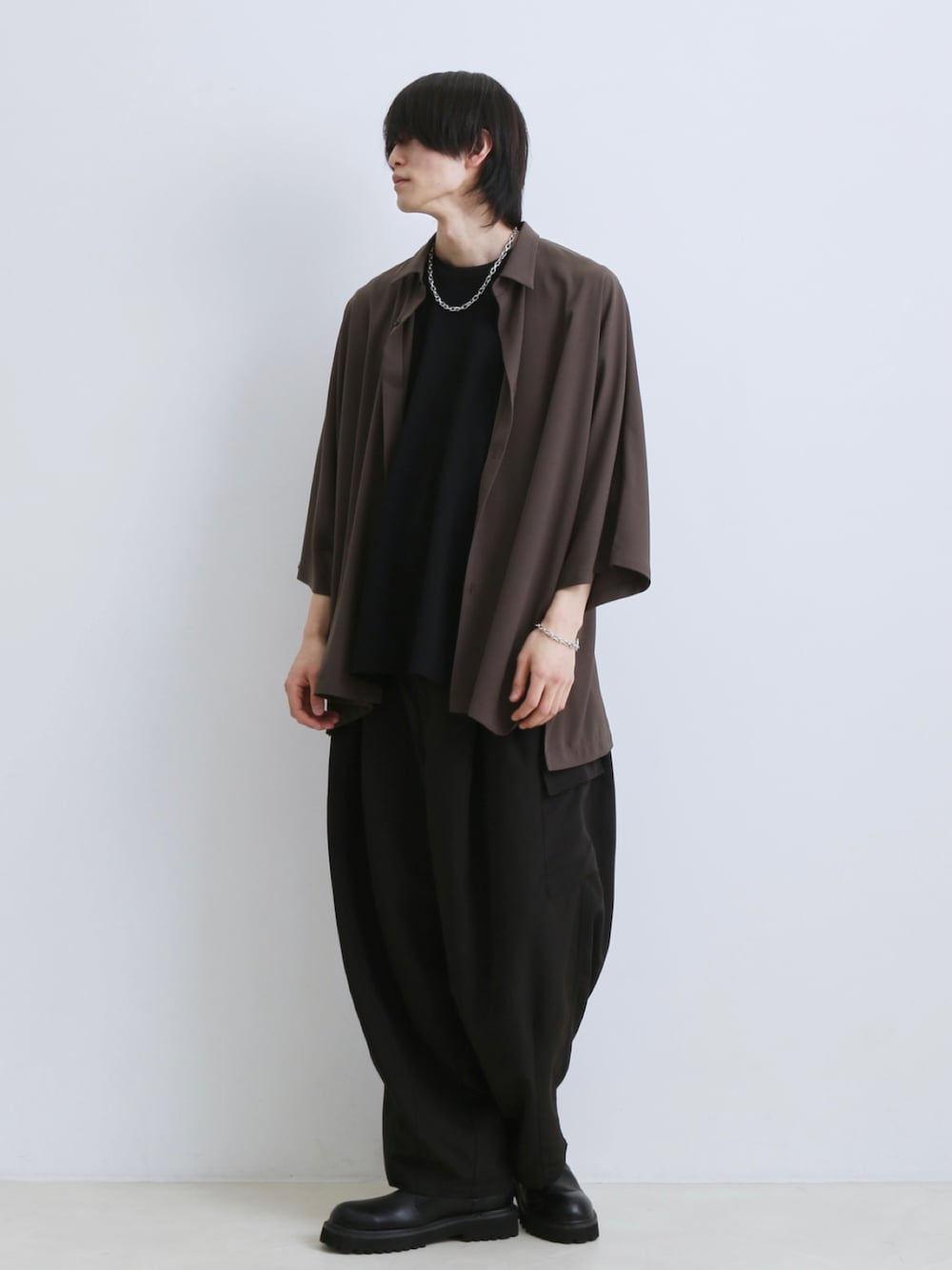 「ブーツ、シャツ、ブラック、オーバーサイズ、大人カジュアル、カーゴパンツ、春、春服、シャツスタイル、メンズファッション」｜「JUNREDのドレープビッグポンチョシャツ（シャツ/ブラウス、ブラウン系）」を使った、れんさん（メンズ・180cm）の春コーディネートの1枚目の写真