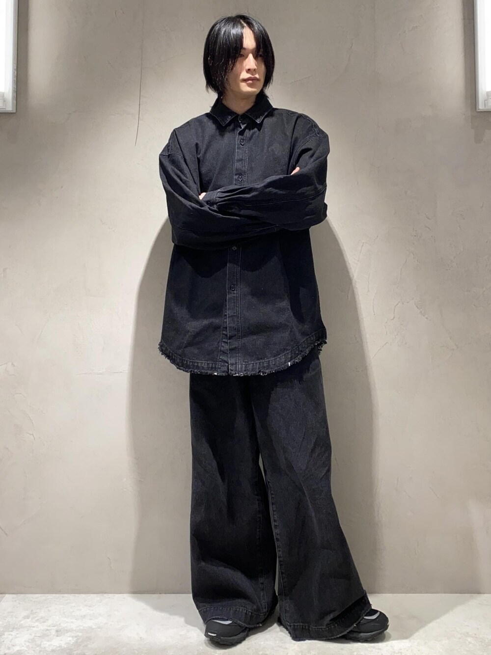 ブラック系のスニーカー、ブラック系のシャツ/ブラウス、ブラック系のデニムパンツを着用したメンズの冬コーディネートの1枚目の写真