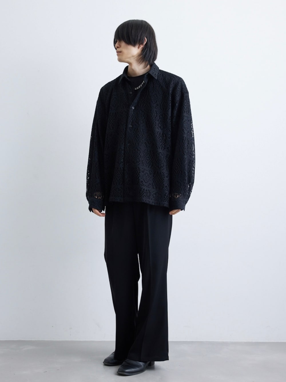 「ビッグシルエット、オールブラック、ロンT、春、フレアパンツ、シンプルコーデ、シャツスタイル、カジュアルコーデ、韓国ファッション、春服みてみて」｜「JUNREDのバルーンスリーブL/Sレースシャツ（シャツ/ブラウス、ブラック系）」を使った、れんさん（メンズ・180cm）の春コーディネートの1枚目の写真