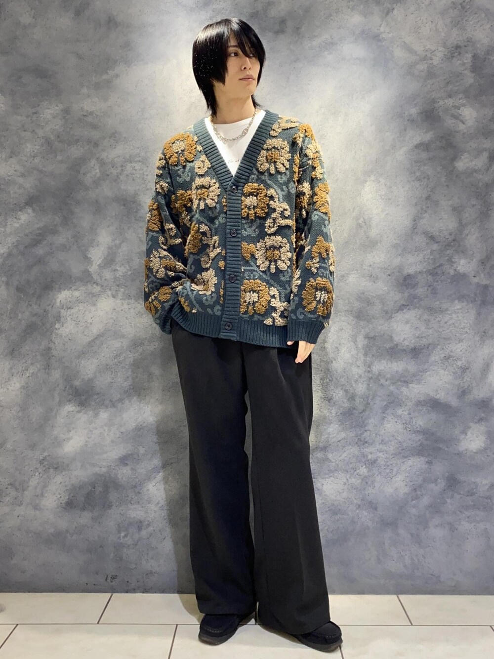 「カーディガン、総柄、花柄、フラワー、ロンT、Tシャツ、ワンポイント、刺繍、スラックス、フレアパンツ、カジュアル、アクセサリー、ネックレス、クラークス、ワラビー」｜「JUNREDのフラワーニットルーズカーディガン（カーディガン/ボレロ、グリーン系）」を使った、れんさん（メンズ・180cm）の冬コーディネートの1枚目の写真