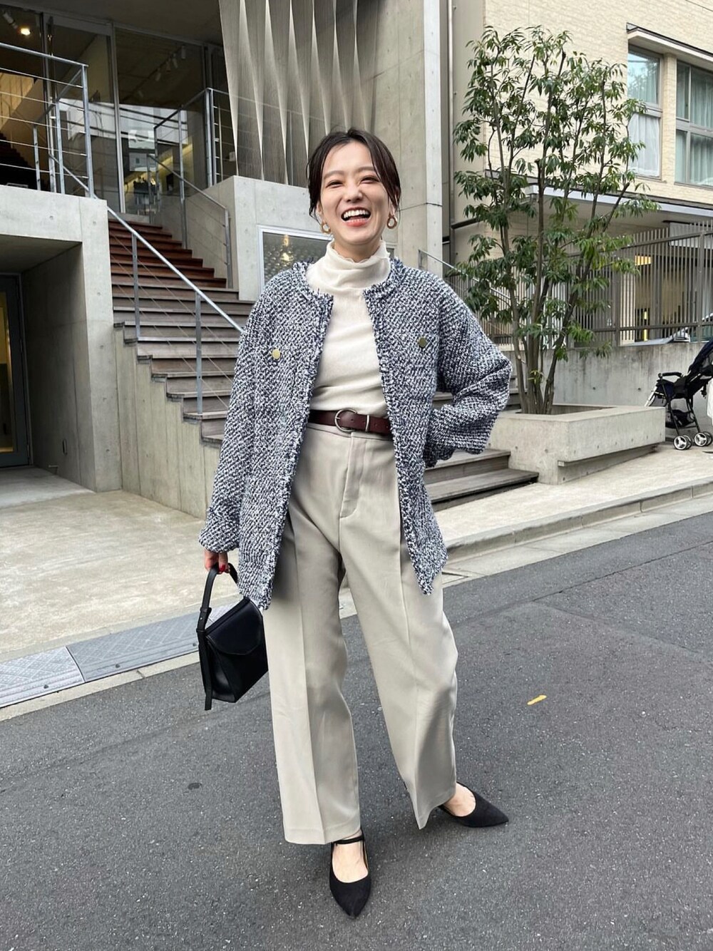 「服とコスメでなりたい自分に、クリスマスに着たい服、冬、大人女子、秋冬コーデ、パンツコーデ、休日コーデ、シンプルスタイル、きれいめカジュアル、お洒落さんとつながりたい、パンツスタイル、お出かけコーデ、ツイード、ツイードジャケット、RIVEDROITE」｜「RIVE DROITEの上品さを兼ね備えた大人のためのワイドパンツ/ダブルクロスセミワイドパンツ（その他パンツ、ホワイト系）」を使った、chika_shiさん（レディース・157cm）の冬コーディネートの1枚目の写真