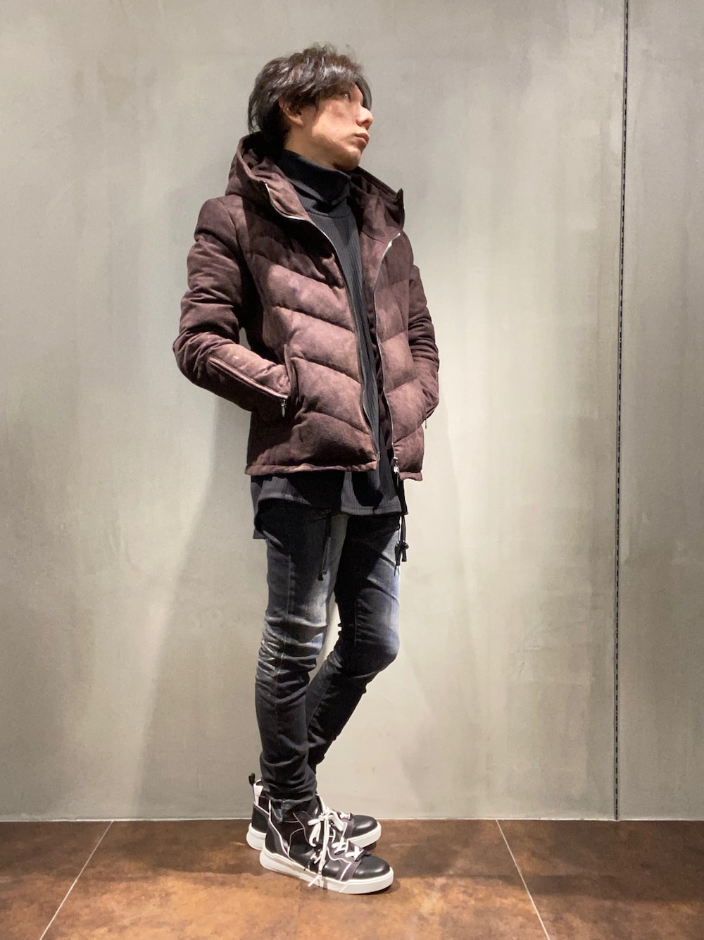 ブラック系のドレスシューズ、ブラック系のTシャツ/カットソーを着用したメンズの秋コーディネートの1枚目の写真