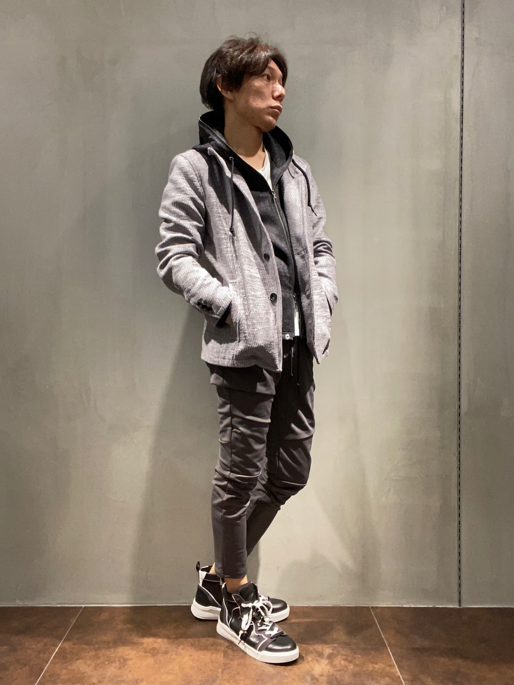 グレー系のテーラードジャケット、ブラック系のドレスシューズを着用したメンズの秋コーディネートの1枚目の写真