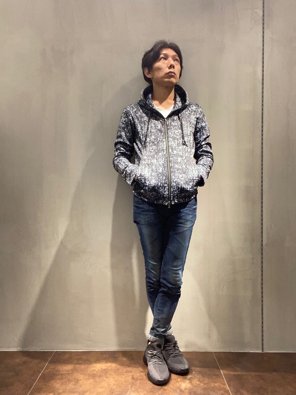 ホワイト系のTシャツ/カットソー、ブルー系のその他パンツ、ブラック系のドレスシューズを着用したメンズの秋コーディネートの1枚目の写真