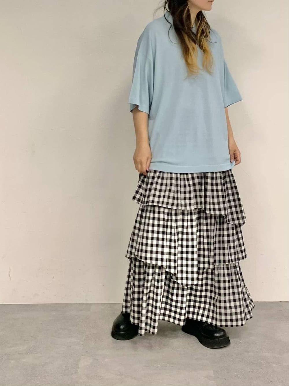 ブラック系のサンダル、ブルー系のTシャツ/カットソーを着用したレディースの春コーディネートの1枚目の写真