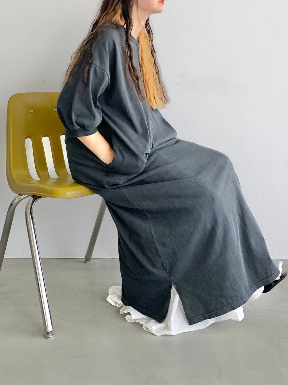 ブラック系のサンダル、ホワイト系のスカート、ブルー系のワンピースを着用したレディースの夏コーディネートの1枚目の写真