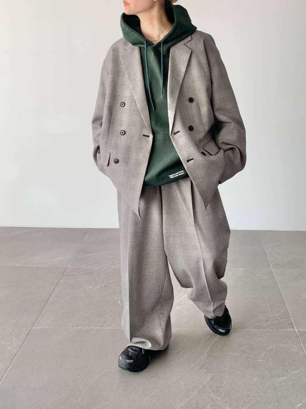 その他のその他パンツ、その他のテーラードジャケット、グリーン系のスウェットを着用したレディースの夏コーディネートの1枚目の写真