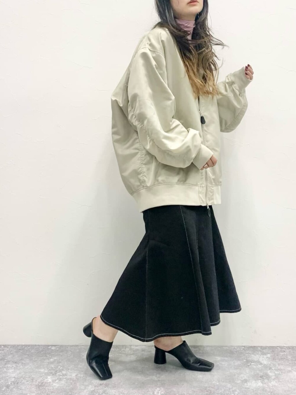 「ユニセックス、ゆるコーデ、ローリーズファーム(LOWRYS FARM)、マーメイドスカート、ラクチンコーデ、休日スタイル、大人カジュアル、オトナ女子、あったかコーデ」｜「LOWRYS FARMのシアーカラータートルＬＳ　265260（Tシャツ/カットソー、ピンク系）」を使った、eritisさん（レディース・161cm）の冬コーディネートの1枚目の写真