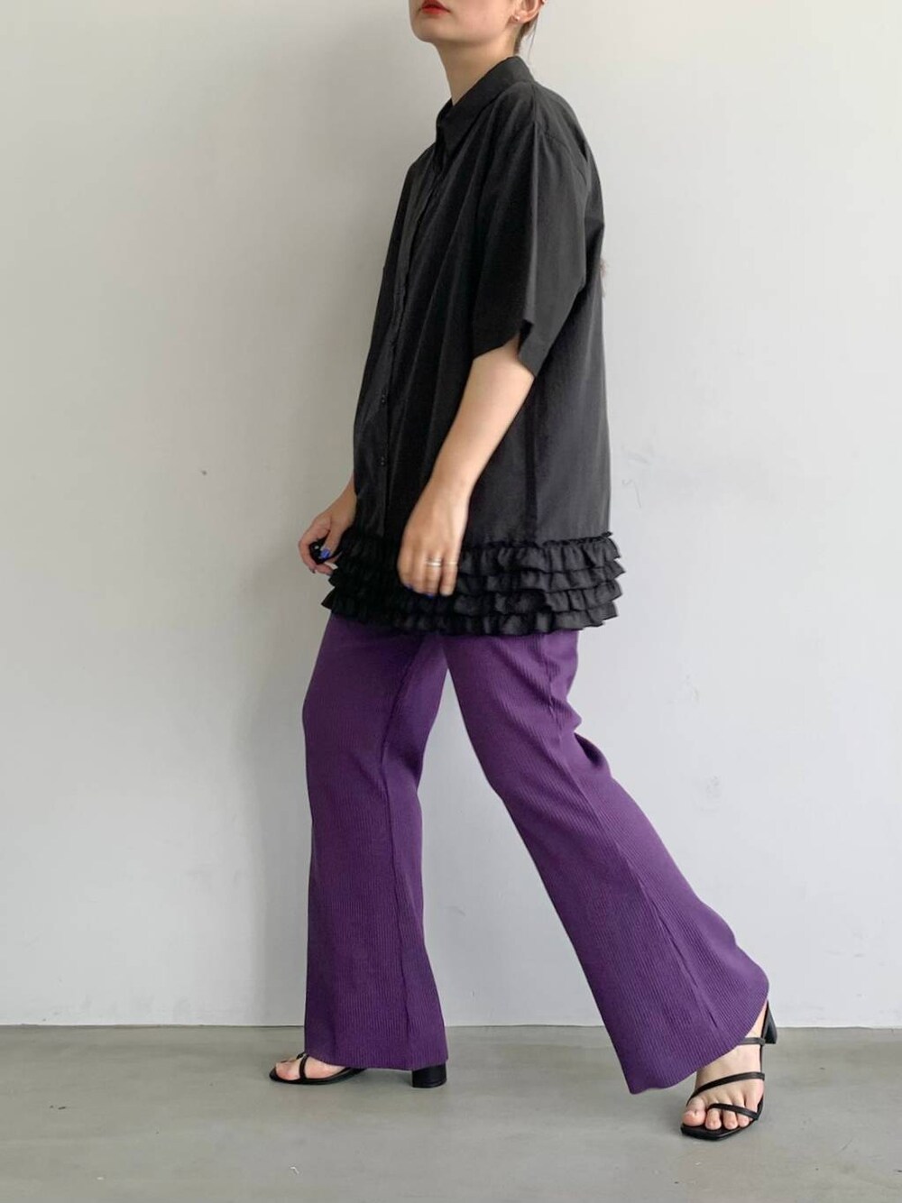 ブラック系のサンダル、パープル系のその他パンツ、ブラック系のシャツ/ブラウスを着用したレディースの夏コーディネートの1枚目の写真