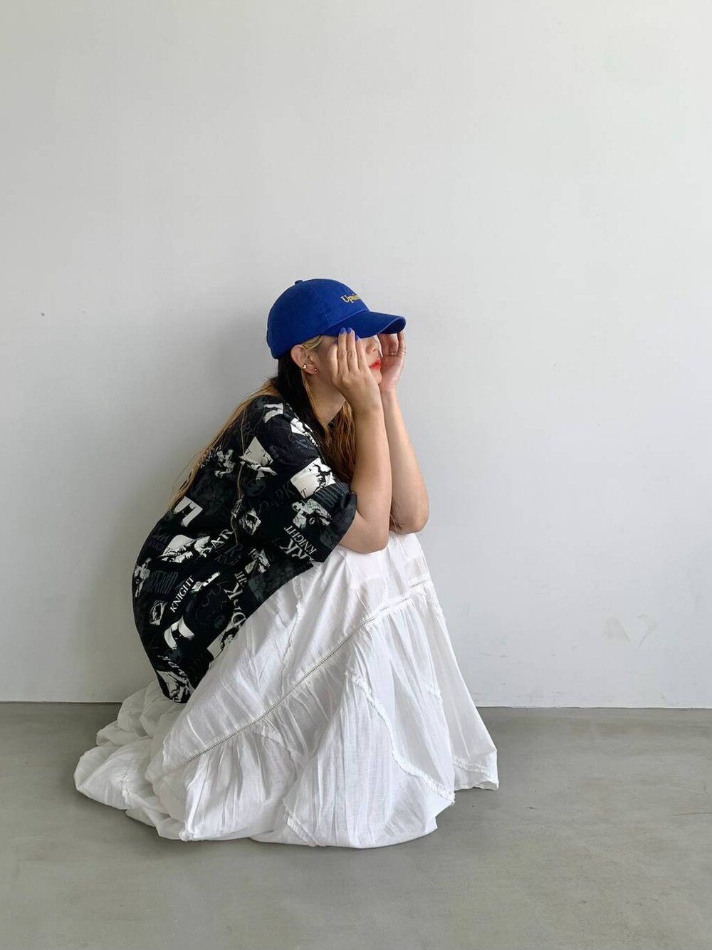 ブラック系のサンダル、ブラック系のシャツ/ブラウス、ホワイト系のスカートを着用したレディースの夏コーディネートの1枚目の写真