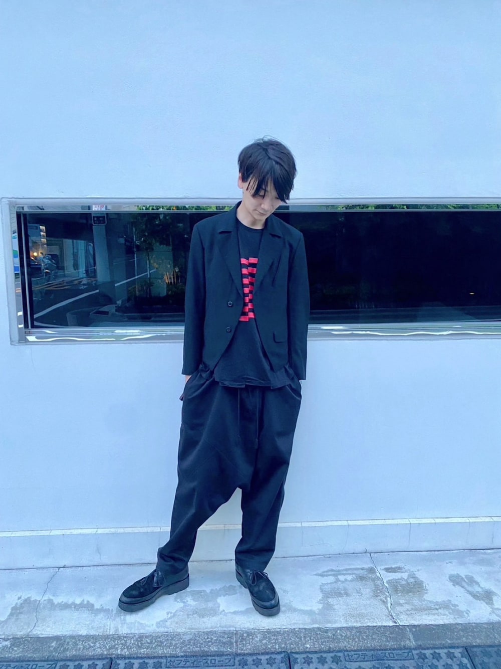 「LAD MUSICIAN、ラッドミュージシャン、syte、syte × Dickies、Dickies、全身黒、黒コーデ、ライダースジャケット、テーラードジャケット、サルエルパンツ、ワイドパンツ、ロック、ロックコーデ、ブラックコーデ、オールブラック」｜「s'yteのアイテム（パンツ、ブラック系）」を使った、俊一 さん（メンズ・178cm）の春コーディネートの1枚目の写真