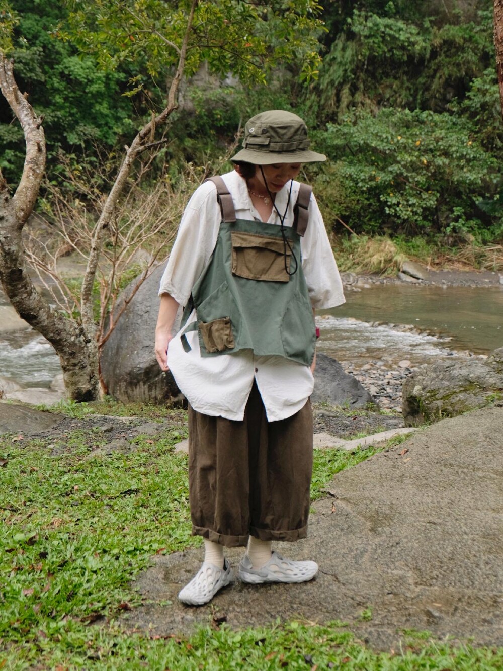 「休日コーデ、低身長女子、古着MIX、工裝穿搭、背心穿搭、コンバース」｜「MERRELLのアイテム（シューズ、シルバー系）」を使った、Yuさん（レディース・158cm）の秋コーディネートの1枚目の写真