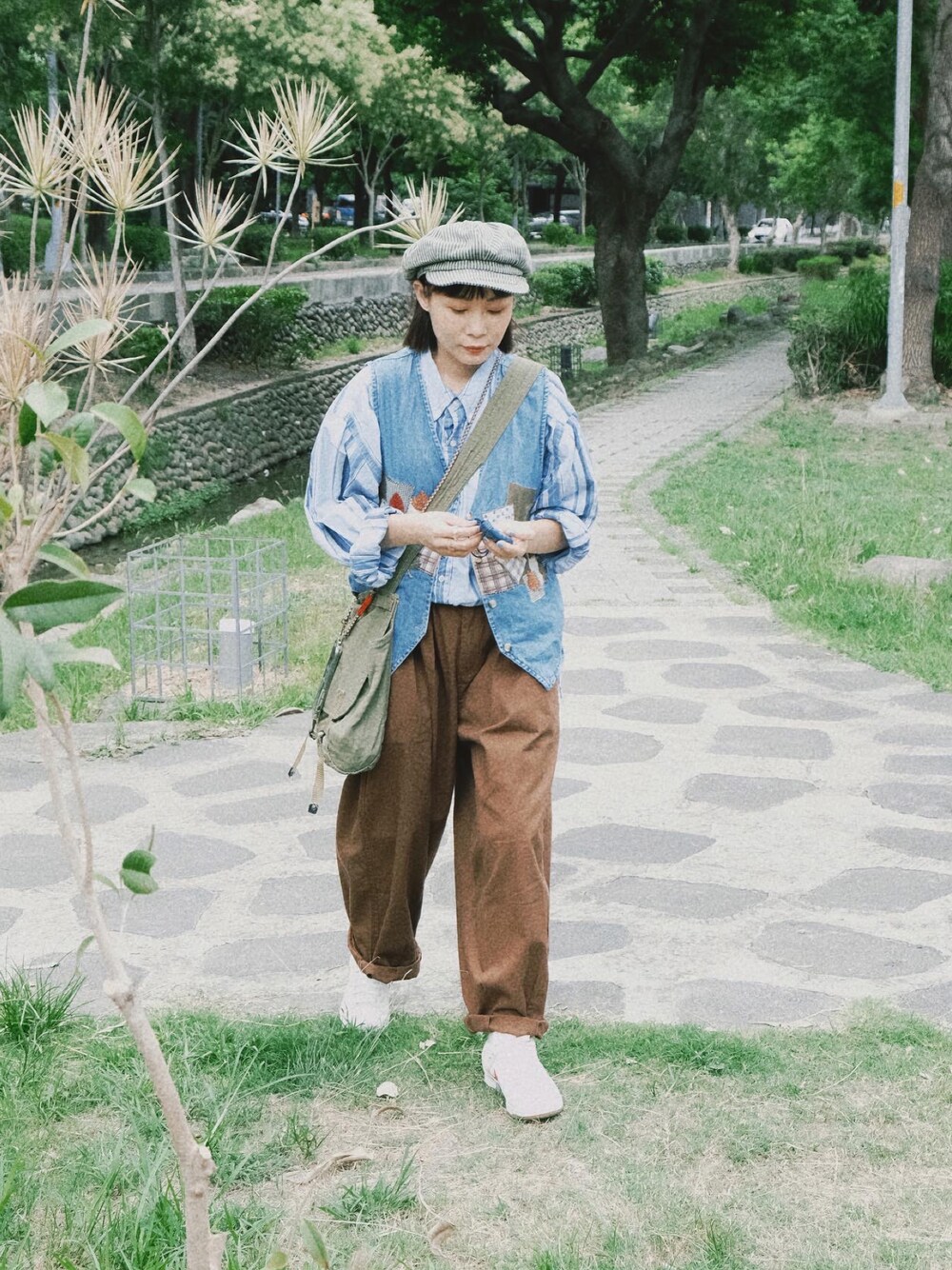 「ootd、街頭穿搭、休閒、復古、背心」｜「NIKEのアイテム（シューズ、ホワイト系）」を使った、Yuさん（レディース・158cm）の夏コーディネートの1枚目の写真