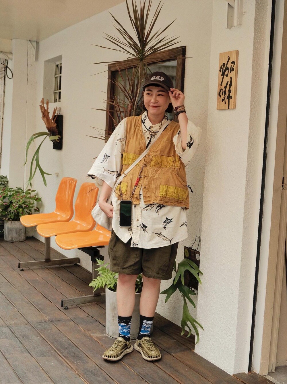 「ootd、街頭穿搭、復古、背心穿搭、襯衫穿搭、oversize、古着、古着MIX、古着コーデ、古着好きな人と繋がりたい」｜「KEENのアイテム（シューズ、グリーン系）」を使った、Yuさん（レディース・158cm）の夏コーディネートの1枚目の写真