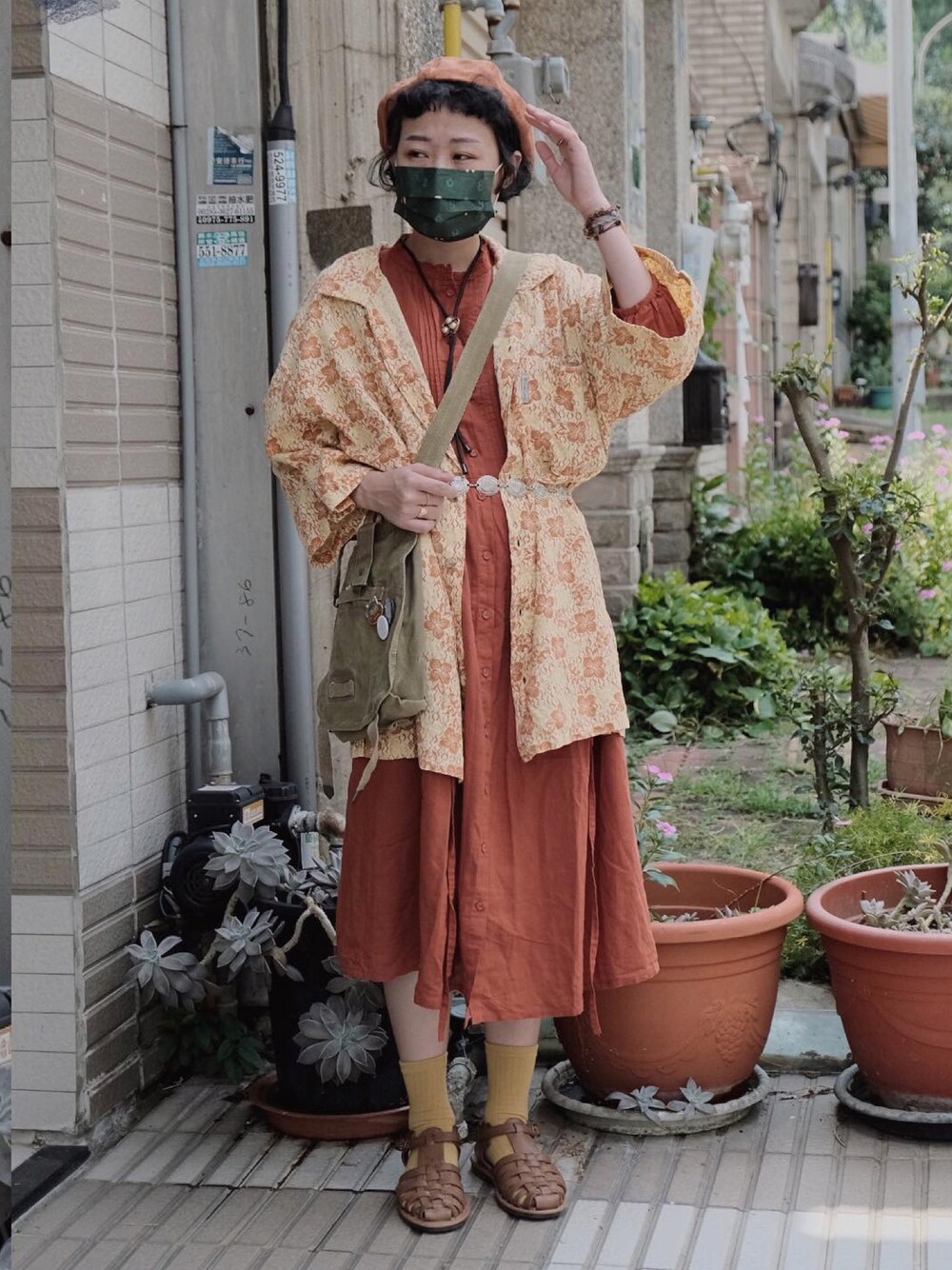 「ootd、街頭穿搭、夏、古著MIX、古着、古着MIX、古着コーデ、古着女子」｜「ARMY ARMYのアイテム（バッグ、グリーン系）」を使った、Yuさん（レディース・158cm）の秋コーディネートの1枚目の写真