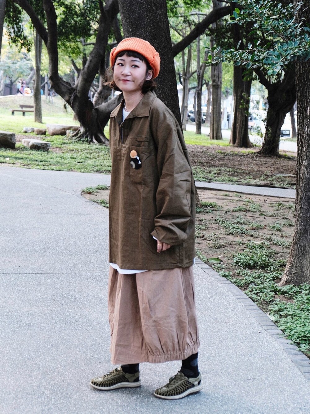 グリーン系のシューズを着用したレディースの冬コーディネートの1枚目の写真