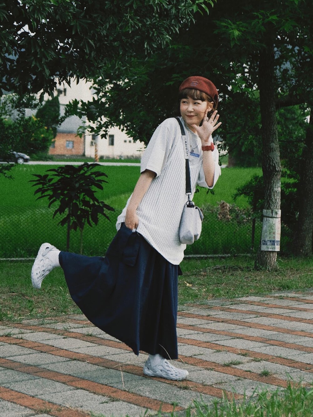 「ootd、夏、街頭穿搭、merrell、KANGOL、outfit」｜「MERRELLのアイテム（シューズ、グレー系）」を使った、Yuさん（レディース・158cm）の夏コーディネートの1枚目の写真