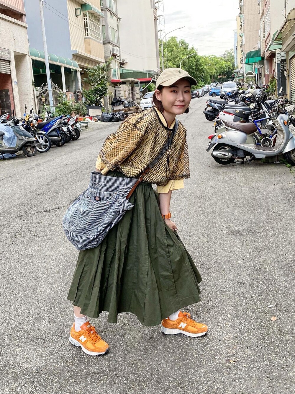 「ootd、街頭穿搭、復古、New Balance」｜「NEW BALANCEのアイテム（シューズ、オレンジ系）」を使った、Yuさん（レディース・158cm）の夏コーディネートの1枚目の写真