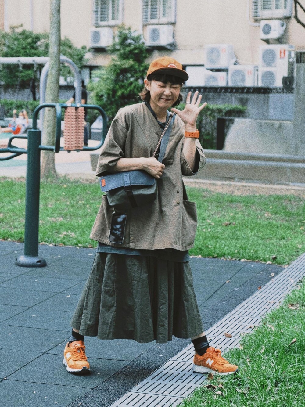「ootd、街頭穿搭、夏、休閒、復古、New Balance、ROUND HOUSE、Topologie、FOOTLOOSE TYCOON」｜「Topologieのアイテム（ボディバッグ/ウエストポーチ、グリーン系）」を使った、Yuさん（レディース・158cm）の秋コーディネートの1枚目の写真