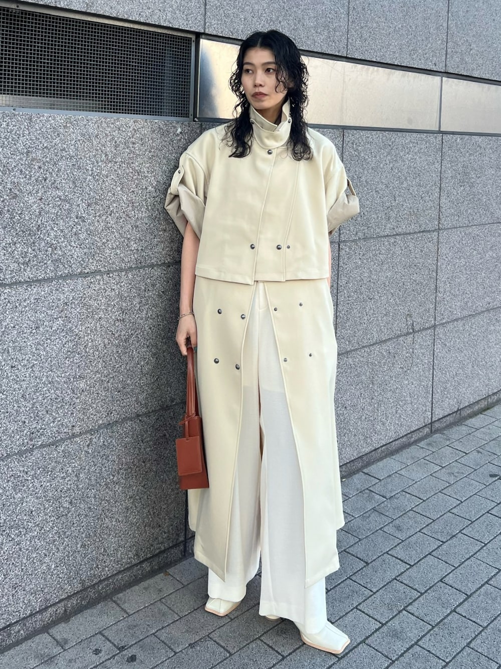 「AMERI、amerivintage、今日のコーデ、春色、春先取り、春アウター、大人ファッション、きれいめコーデ、春カラー、ロンパース、春コート、ゆるシルエット、キレイめカジュアル、ベージュ、ホワイトコーデ」｜「Ameriの3WAY MILITARY DETAIL HS COAT（トレンチコート、イエロー系）」を使った、AMERI VINTAGEさん（レディース・160cm）の冬コーディネートの1枚目の写真