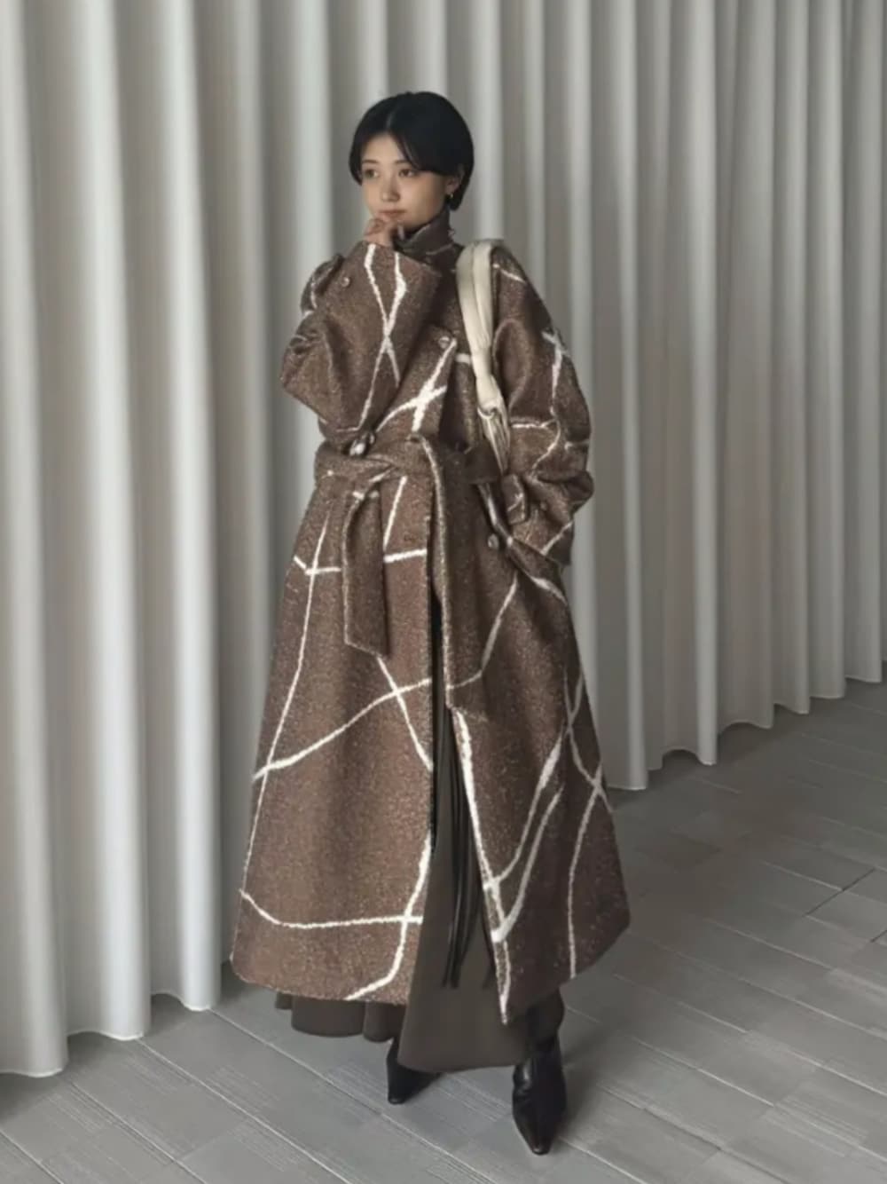 「お出かけコーデ、大人コーデ、秋コーデ、秋冬コーデ、冬コーデ、アウター、ロングコート、柄、柄アウター、アート、ブラウン、ブラウンコーデ、フレア、モード、個性派」｜「AmeriのLITTLE FLARE LINE ART LONG COAT（ステンカラーコート、ブラウン系）」を使った、AMERI VINTAGEさん（レディース・154cm）の秋コーディネートの1枚目の写真