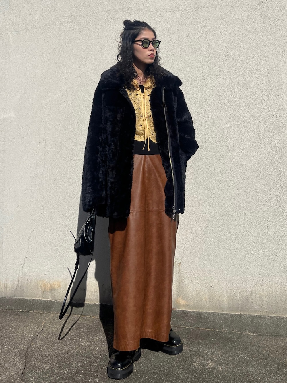 「AMERI、amerivintage、最近のいい感じコーデ、冬アウター、ボアジャケット、ファージャケット、レース、レザースカート、Dr.Martens、レイヤードスタイル、カジュアルコーデ、おでかけコーデ、クリスマスコーデ、30代コーデ、オトナカジュアル」｜「AmeriのUND REVERSIBLE BONDING JACKET（ライダースジャケット、ブラック系）」を使った、AMERI VINTAGEさん（レディース・154cm）の秋コーディネートの1枚目の写真