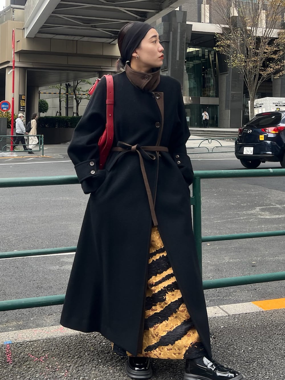 「AMERI、amerivintage、最近のいい感じコーデ、冬アウター、ウールコート、お出かけコーデ、オトナ女子、冬、休日スタイル、きれいめコーデ、冬のコーデ、ターバン、女子会コーデ、おでかけコーデ、あったかコーデ」｜「AmeriのEDGE FLARE WOOL COAT（チェスターコート、ブラック系）」を使った、AMERI VINTAGEさん（レディース・154cm）の冬コーディネートの1枚目の写真