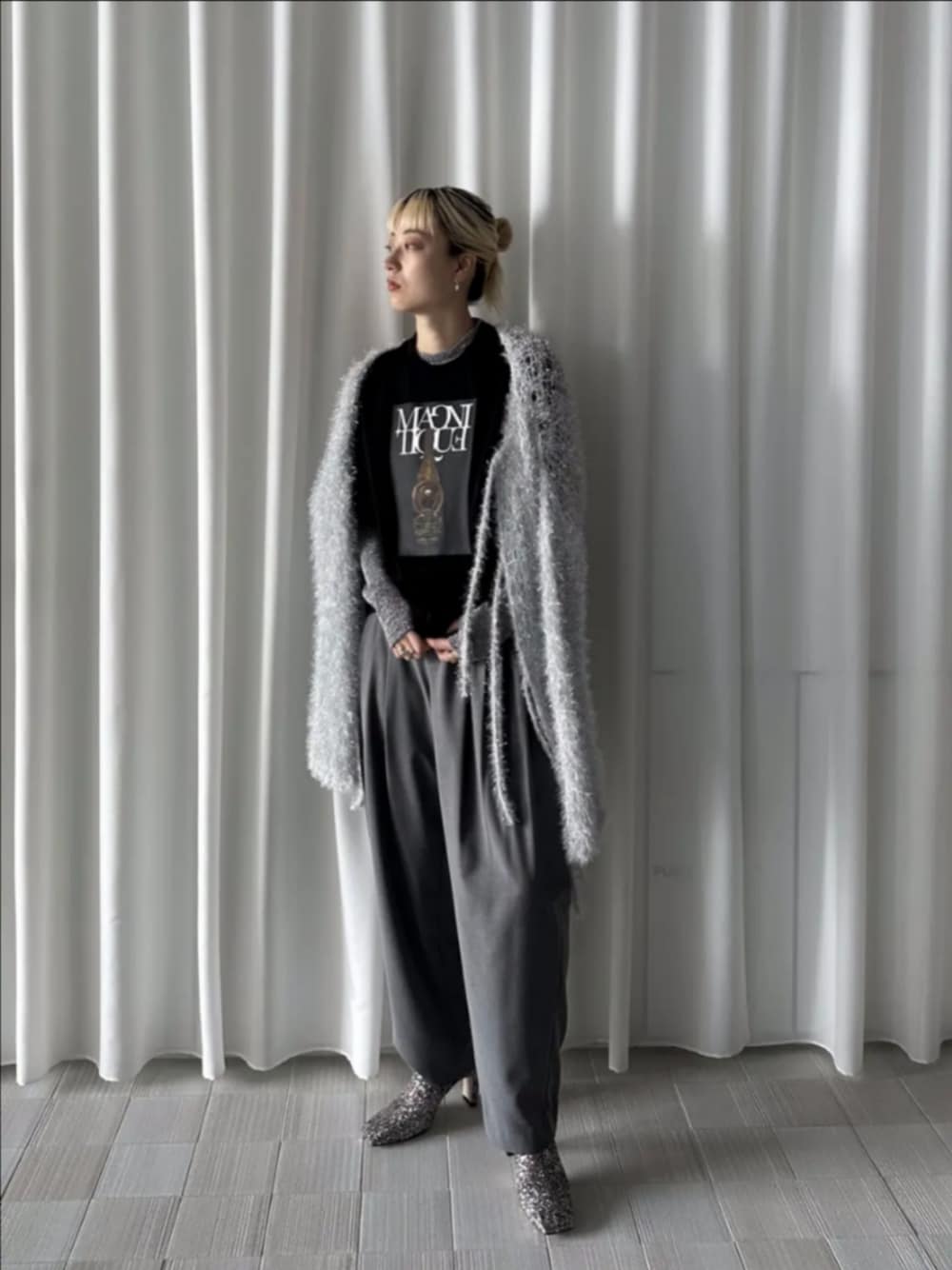 「ワントーンコーデ、ラメ、ラメニット、ラメトップス、Tシャツ、プリントT、レイヤードスタイル、グリッター、シルバー、ニット、ニットカーディガン、パンツスタイル、モード、モノトーン、カジュアル」｜「AmeriのUND 2WAY RAME HAND KNIT TOP（ニット/セーター、シルバー系）」を使った、AMERI VINTAGEさん（レディース・154cm）の秋コーディネートの1枚目の写真
