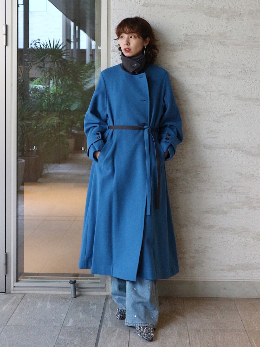 「AMERI、amerivintage、最近のいい感じコーデ、タートルネック、冬アウター、大人かわいい、お出かけコーデ、デニム、冬、アウターコーデ、ウールコート、冬のコーデ、ラインストーンデニム、デニムパンツ、きれいめカジュアル」｜「AmeriのEDGE FLARE WOOL COAT（チェスターコート、ブルー系）」を使った、AMERI VINTAGEさん（レディース・154cm）の秋コーディネートの1枚目の写真