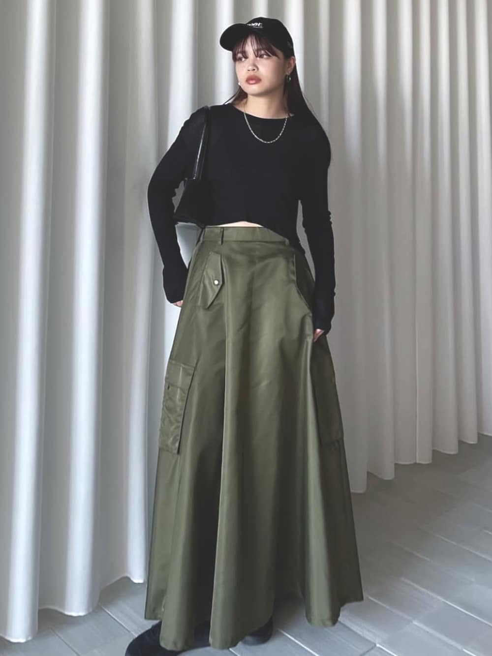 「AMERI、amerivintage、ロンT、シアートップス、春服コーデ、オトナカワイイ、キャップ、ミリタリー、大人カジュアルコーデ、ootd、スカートコーデ、大人ファッション、30代コーデ、休日、フレアスカート」｜「AmeriのNNODE EMBROIDERY LOGO CAP（キャップ、ブラック系）」を使った、AMERI VINTAGEさん（レディース・160cm）の春コーディネートの1枚目の写真