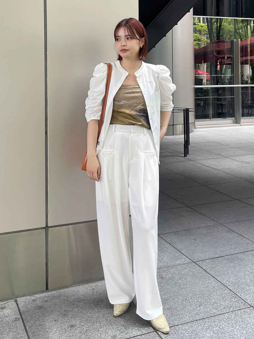「AMERI、amerivintage、夏ルックで気分アップ、夏ファッション、夏コーデ、オトナ女子、きれいめカジュアル、オフィスカジュアル、シンプルコーデ、ホワイトコーデ、パンツスタイル、おでかけコーデ、パフスリーブ、スカーフアレンジ、レイヤードスタイル」｜「AmeriのGATHER SLEEVE ROUND BLOUSE（シャツ/ブラウス、ホワイト系）」を使った、AMERI VINTAGEさん（レディース・160cm）の夏コーディネートの1枚目の写真